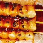 喜八洲総本舗 - みたらし団子　コゲ多め2本　普通1本