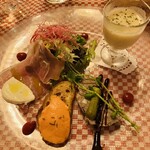 ビストロ ダ アンジュ - ビストロランチのスープと前菜盛り合わせ