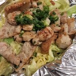 尼崎焼そばセンター - 塩ホルモンハーフ