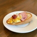 ベルティエ - オープンサンド。パンに具材をトッピングして。