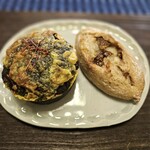 varm COFFEE & BAKERY - イカスミカレーパン 550円　ブルーチーズとイチジクのコンポート480円