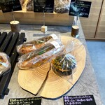 varm COFFEE & BAKERY - イノシシソーセージパンとイカスミカレーパン