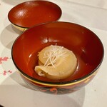 都わすれ - フカヒレ姿煮　大根添え
      (大根の上に丸ごとフカヒレが乗った煮物。大根にしっかり味が染みていて美味)