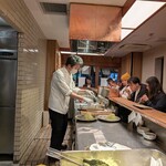 とんかつひなた - もう客が入らないのでキッチンのスペースはガラガラ。