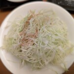 とんかつひなた - おかわりのキャベツ、千切りが細かくて食感が良い。