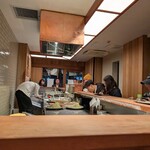 とんかつひなた - １０分後に席に着きました。ゾロゾロ皆さん退席。