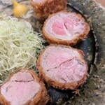 とんかつひなた - 中央部がほんのり赤いです。