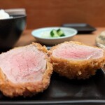 とんかつひなた - ヒレよりも脂が少ない気がします。