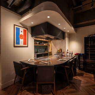 目の前で料理が作られるライブ感溢れるカウンター席