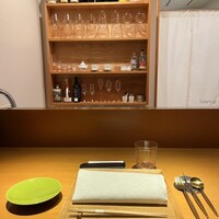 センティウ - 小ぢんまりとした2名席のカウンター。チェリーウッドが優しく温かみがある誂え。お箸でいただくイタリアン。
