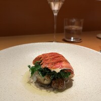 センティウ - 伊勢海老よりも希少な天然のゾウリエビ(草履海老)。和歌山の紀伊田辺でも食べたけれどやっぱりスリッパみたいねw 牛蒡のソース、菊芋のロースト、マジョラムを絡めて蒸したケールを重ねて。