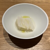 センティウ - 清廉潔白という言葉が相応しいコウイカ(内之浦)と城内大根(垂水の山田さん)をシンプルなお出汁で炊いたもの。コウイカの柔らかさと甘みが塩とオリーブオイルだけなのに尊い。