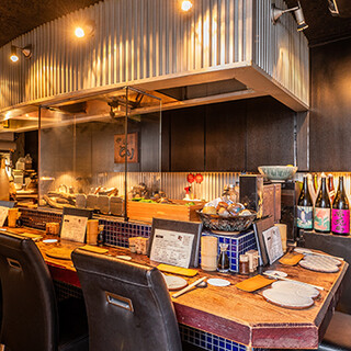 バーのような雰囲気漂う店内◆ライブ感溢れるカウンター席で寛ぐ