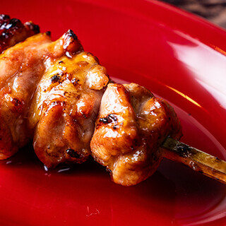 紀州備長炭で焼き上げる上質な「伊達鶏」の焼き鳥をおまかせで