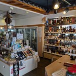 酒のひろせ - 店内にはびっしりと商品が並んだ