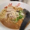 一楽天 - 醤油ラーメン&炒飯セット(税込850円)
①醤油ラーメン
トッピングは叉焼2枚、もやし、刻み青葱
スープは鶏ガラベースの醤油タイプ、キリッとした感じ
麺はストレート中細麺、ハリは弱め