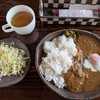 赤い屋根の喫茶店 駅舎 - 激馬かなぎカレー 辛口 ご飯大盛り＋半熟卵