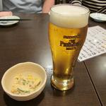 地酒や もっと - 乾杯・プレミアムモルツ中　（500円）横にはお通し（380円）が鎮座。