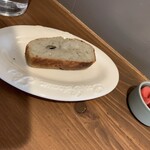 糀カフェ 2539 - 次に出されたアーモンドとローズマリーの黒糀の甘酒フォカッチャ、飛騨高山の赤かぶのお漬物