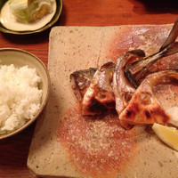 銀平 北新地店 - 焼き魚定食。大きめの豚汁と生卵も食べ放題。焼き魚の質、レベルが高い！