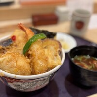 鰻・天ぷら割烹 萬木 - 天丼（海老、鶏、さつま芋、半熟玉子、竹輪、茄子、白身魚、海苔）　1,000円税込