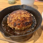 肉と酒 はじめ - ◾️200g鉄板焼ハンバーグ¥1.300！
　※ダブル400gは¥1.800
　※ランチはご飯、牛骨スープ、キャベツ千切り
　　明太子、漬物が食べ放題♪