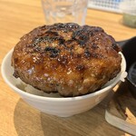 肉と酒 はじめ - ◾️200g鉄板焼ハンバーグ¥1.300！
　※ダブル400gは¥1.800
　※ランチはご飯、牛骨スープ、キャベツ千切り
　　明太子、漬物が食べ放題♪