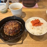肉と酒 はじめ - ◾️200g鉄板焼ハンバーグ¥1.300！
　※ダブル400gは¥1.800
　※ランチはご飯、牛骨スープ、キャベツ千切り
　　明太子、漬物が食べ放題♪