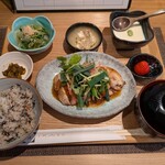 座 - 「鶏の香味焼きランチ」一式