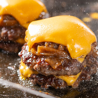 牛100％パティや無添加バンズ・煮玉ねぎがマッチしたバーガー