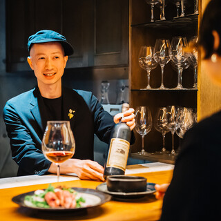 イタリア大使館公認コンクール優勝ソムリエの厳選ワインを嗜む