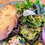 ベジバル チバットリア - 新鮮サラダ（ライチドレッシング）＆バゲット✨