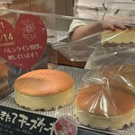 りくろーおじさんの店 大丸梅田店 - 焼き立てのチーズケーキたち