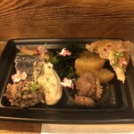 麹町いづみや しろ - [おつまみ：5品]
      ・なまこ酢
      ・蛍烏賊なめろう
      ・いわし梅煮
      ・煮牡蠣
      ・ぶり大根