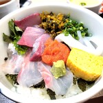 海鮮丼 日の出 - アップ。タイ、カンパチ、イカ、玉子焼き、明太子、辛子高菜がオン。