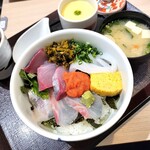 海鮮丼 日の出 - ピリッと博多丼。お味噌汁、茶碗蒸しも、な～んちゃって、ではなく、普通に美味しかったです。