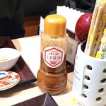 海鮮丼 日の出 - ごま醤油。卓上には普通の醤油もあります。