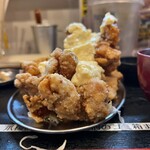 イナハマ食堂 - 横から。大きさ分からないですね。普通の唐揚げの倍くらい。箸で持つと思いです。