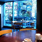 エミリー・フローゲ - ('09/12)広い窓からはテラス席や緑も・・・（大戸屋も・・・笑）