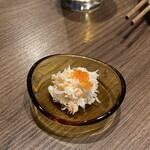 魚屋酒場フィッシャー - ポテサラの蟹。お気遣いありがとうございます。