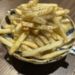魚屋酒場フィッシャー - 取り敢えず感覚で頼んだポテトフライ。期待以上の美味しさでした。