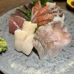 魚屋酒場フィッシャー - 美味しい7種のお刺身たち。生わさびも嬉しい。タコは期待以上に美味しかったしホタテも厚みがあって甘かったなぁ。