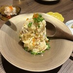 魚屋酒場フィッシャー - ポテサラ。いぶりがっこがいい仕事してます。