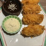 魚屋酒場フィッシャー - 牡蠣フライ。そとは熱々サクッと中は牡蠣の旨みトロリとら広がります。うまい。