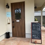 凪カフェ - お店の入口、ドアもお洒落さん屋根(*'▽'*)