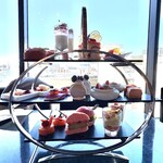 THE GRAND LOUNGE - 窓際の席から見える青空も素敵