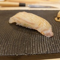 鮨 しづめ - 握りは青森産のヒラメからスタート！プリプリの食感