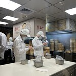 鼎泰豊 - 作っているところが目の前で見れます