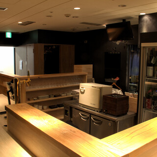 一人飲みも団体飲みも◎コの字カウンターのスタンディングバル