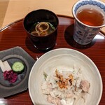 馳走 あい田 - 炊き込みご飯に香の物と赤出汁を添えて
